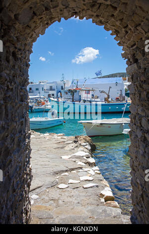 Vue de l'entrée de l'ancienne vénétie fort sur le port de Naoussa, Paros, Cyclades, Grèce, Mer Méditerranée, Europe Banque D'Images