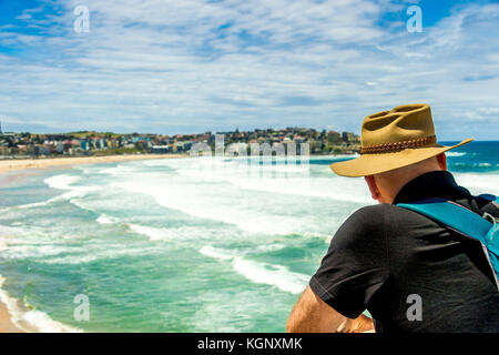 Montres local les vagues rouler dans la célèbre plage de Bondi à Sydney, NSW, Australie Banque D'Images