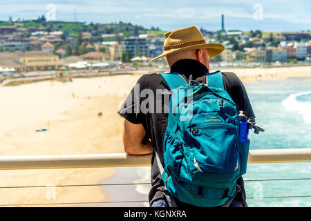 Montres local les vagues rouler dans la célèbre plage de Bondi à Sydney, NSW, Australie Banque D'Images