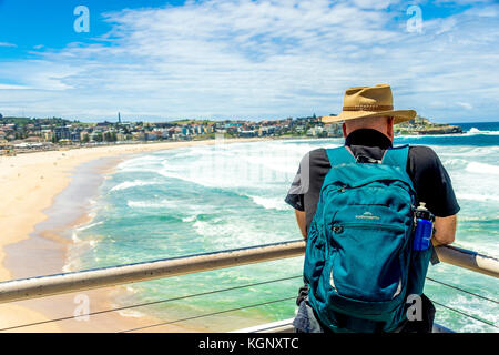 Montres local les vagues rouler dans la célèbre plage de Bondi à Sydney, NSW, Australie Banque D'Images