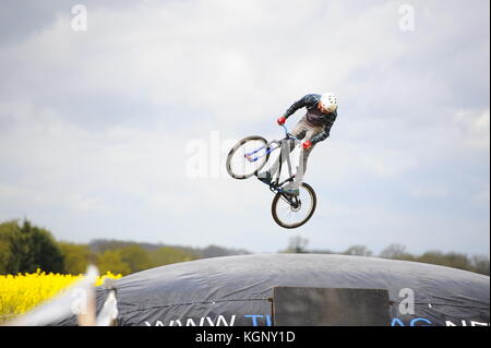 Vtt à chicksands, Bedfordshire. riders de sauter un grand enlever la bretelle sur un énorme airbag. essayer et au perfectionnement de nouveaux trucs. Banque D'Images