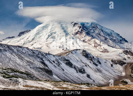 Nuages lenticulaires sur le Mont Rainier, depuis le mont Fremont Trail, fin septembre, Mount Rainier National Park, Washington State, USA Banque D'Images