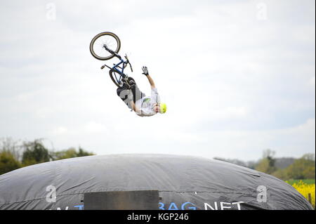 Vtt à chicksands, Bedfordshire. riders de sauter un grand enlever la bretelle sur un énorme airbag. essayer et au perfectionnement de nouveaux trucs. Banque D'Images