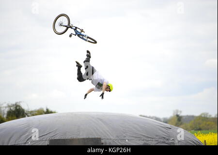 Vtt à chicksands, Bedfordshire. riders de sauter un grand enlever la bretelle sur un énorme airbag. essayer et au perfectionnement de nouveaux trucs. Banque D'Images