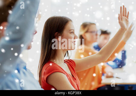 Student girl raising hand à l'école leçon Banque D'Images