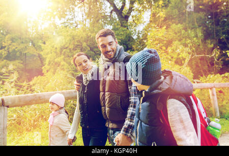 Famille heureuse avec sacs à dos randonnée Banque D'Images