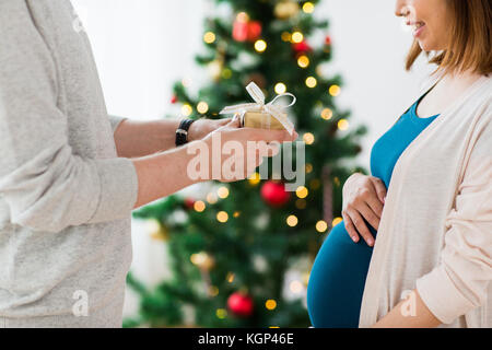 Christmas mari femme enceinte Banque D'Images