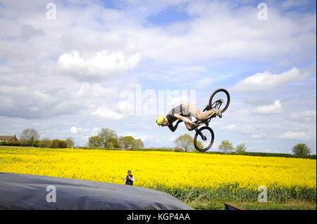 Vtt à chicksands, Bedfordshire. riders de sauter un grand enlever la bretelle sur un énorme airbag. essayer et au perfectionnement de nouveaux trucs. Banque D'Images