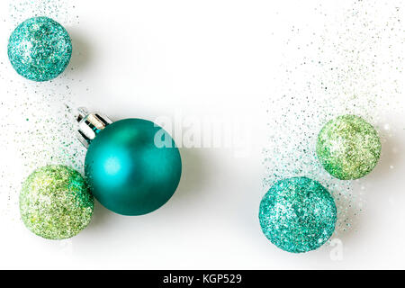 Beau, lumineux, moderne, contemporain bleu et vert décorations ornements de Noël avec des paillettes scintillantes isolé sur fond blanc Banque D'Images