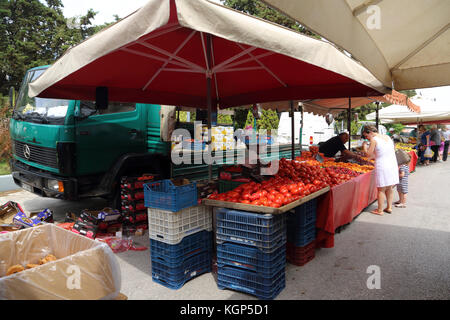 Vouliagmeni Grèce Saturday Market mère et fille à la recherche de fruits à Banque D'Images