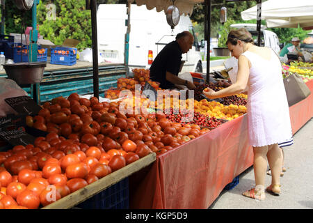 Vouliagmeni Grèce Saturday Market femme l'achat d'abricots Banque D'Images