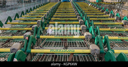 Chariots de supermarché Morrisons dans un trolley park Banque D'Images