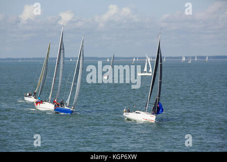 L'yacht racing sur un jour étés dans le Solent au large de l'île de Wight. voiles multicolores et coques contre une mer vert. bon vent pour une course. Banque D'Images