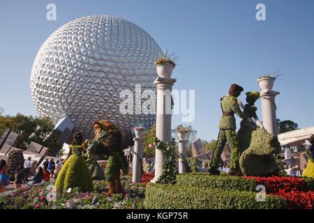 Personnages Disney topiaires et le vaisseau spatial Terre globe au Centre Epcot, Disney World, Orlando, Floride Banque D'Images