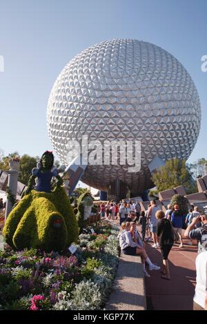 Personnages Disney topiaires et le vaisseau spatial Terre globe au Centre Epcot, Disney World, Orlando, Floride Banque D'Images