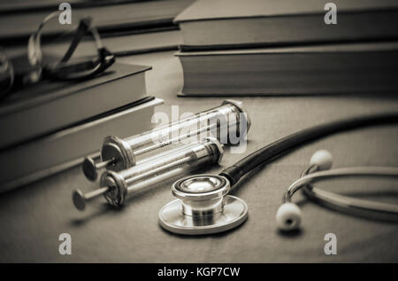 Livres de médecine à côté de seringues vintage et stéthoscope, concept de la médecine Banque D'Images