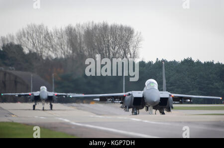 F-15E Strike Eagles du 494e Escadron de chasse, taxi sur la ligne de vol à la Royal Air Force Lakenheath, Angleterre, le 6 novembre. Cette année, les deux F-15E Banque D'Images