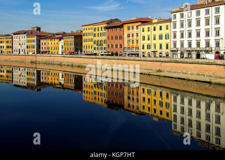 Réflexions le long de la rivière Arno à Pise - Italie Banque D'Images