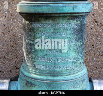 Inscription sur un canon remises par les Britanniques le 19 octobre 1781, remise, champ de bataille de Yorktown, Yorktown, Virginia, USA. Banque D'Images