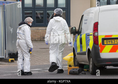 La police au lieu d'un double coup de poignard qui a laissé un homme mort dans le village de cambourne,Paris,le samedi matin 28 oct. Banque D'Images