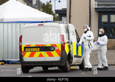 La police au lieu d'un double coup de poignard qui a laissé un homme mort dans le village de cambourne,Paris,le samedi matin 28 oct. Banque D'Images