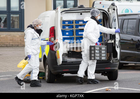 La police au lieu d'un double coup de poignard qui a laissé un homme mort dans le village de cambourne,Paris,le samedi matin 28 oct. Banque D'Images