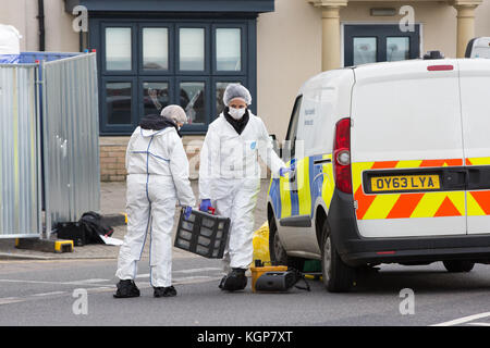 La police au lieu d'un double coup de poignard qui a laissé un homme mort dans le village de cambourne,Paris,le samedi matin 28 oct. Banque D'Images