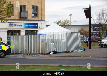 La police au lieu d'un double coup de poignard qui a laissé un homme mort dans le village de cambourne,Paris,le samedi matin 28 oct. Banque D'Images