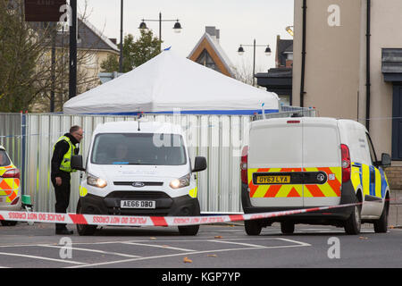 La police au lieu d'un double coup de poignard qui a laissé un homme mort dans le village de cambourne,Paris,le samedi matin 28 oct. Banque D'Images