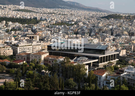 Le Musée de l'Acropole, Athènes. La Grèce. du musée est axé sur les résultats du site archéologique de l'acropole d'Athènes. Le musée a été construite pour chaque artefact trouvé sur le rocher et sur les pistes alentour, du grec à l'âge du bronze à l'Empire romain et byzantin en Grèce. Il se trouve également sur les ruines d'un cadre de romaine et byzantine précoce Athènes. Le musée a été fondé en 2003, alors que l'Organisation du musée a été créé en 2008. Il a ouvert ses portes au public le 20 juin 2009.[1] Près de 4 000 objets sont exposés sur une superficie de 14 000 mètres carrés. Banque D'Images