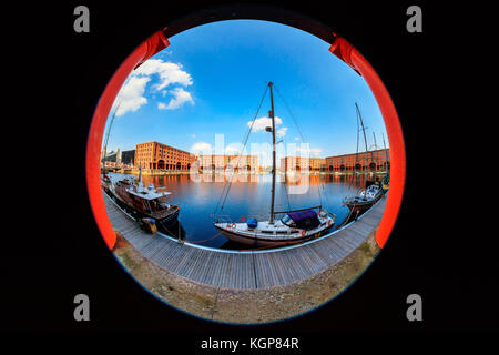 Paysage urbain au bord de l'Albert Dock de Liverpool célèbre avec bâtiments. fish eye perspective. Banque D'Images