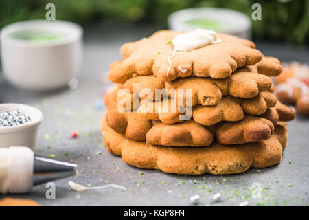 Faire de noël décoration créative sucrée. gingerbread arbre de Noël. Banque D'Images