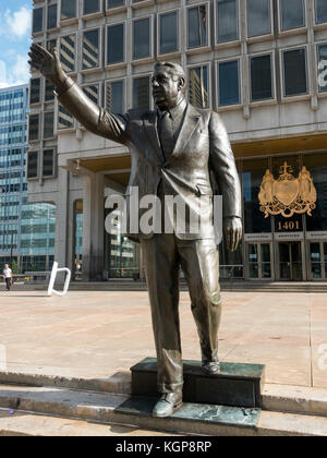 La statue controversée de l'ancien maire et commissaire de police Frank Rizzo à l'extérieur de l'édifice des Services municipaux, Philadelphia, PA, USA. Banque D'Images