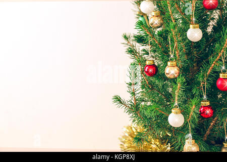 Arbre de Noël avec boules de décoration d'or avec l'exemplaire de l'espace. Banque D'Images