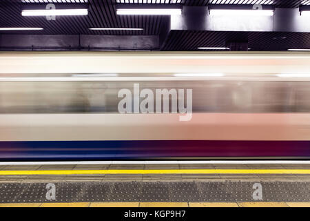 Billet train arrivant sur la plate-forme sur London Underground tube tunnel gare Banque D'Images