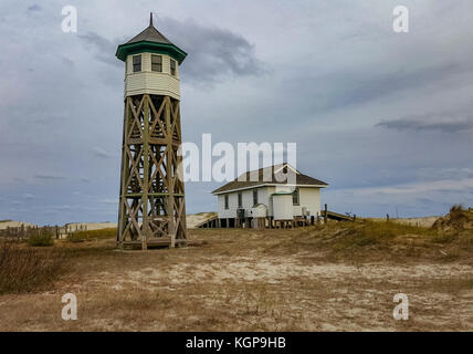 Structure en bois vieux phare sur la plage Banque D'Images