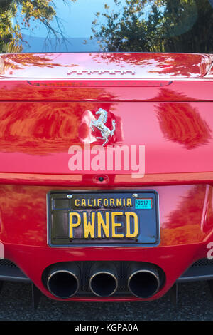 Rouge Ferrari 458 Italia avec internet parler / mot d'argot PWNED sur la plaque d'immatriculation personnalisée dans la Silicon Valley en Californie Banque D'Images