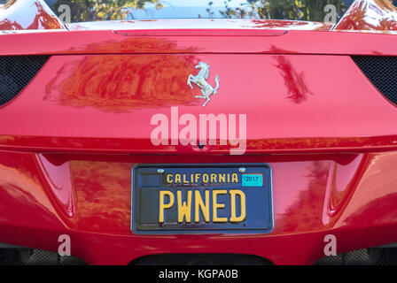 Rouge Ferrari 458 Italia avec internet parler / mot d'argot PWNED sur la plaque d'immatriculation personnalisée dans la Silicon Valley en Californie Banque D'Images