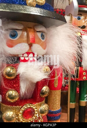 Close-up of colorful cassenoix portant des chapeaux haut Banque D'Images