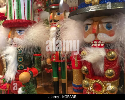 Close-up of Colorful Cassenoix portant des chapeaux haut Banque D'Images