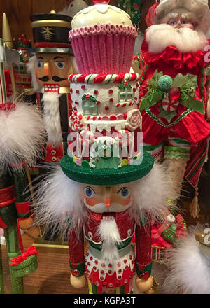 Close-up of colorful cassenoix portant des chapeaux haut Banque D'Images