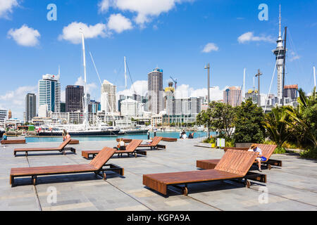 Auckland, Nouvelle-Zélande - 22 février 2017 : les gens se détendent sur des chaises en bois long public dans le quartier de Wynyard, Auckland's newest et tendy waterfr Banque D'Images