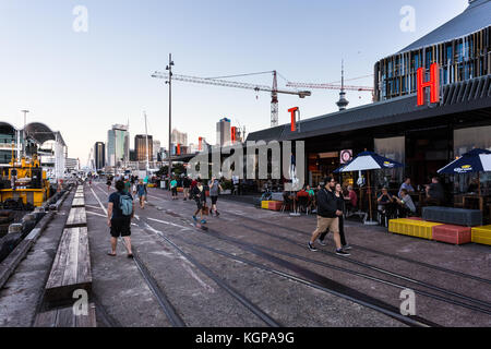 Auckland, Nouvelle-Zélande - 22 février 2017 : les gens à pied dans le quartier de Wynyard, Auckland et le nouveau quartier waterfront tendy en Nouvelle-Zélande lar Banque D'Images