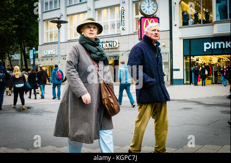 Habillés d'un âge mûr dehors sur un voyage de shopping à spitalerstraße, Hambourg Banque D'Images