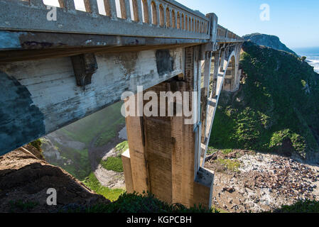 Rocky Creek Bridge, près de Carmel by the Sea, California, USA Banque D'Images