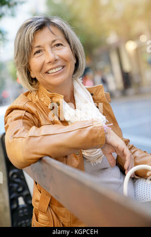 Senior woman on shopping journée de détente sur l'établi Banque D'Images