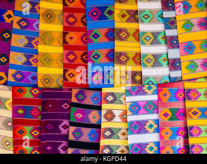 Couleurs ethniques runner nappes aux formes géométriques Banque D'Images