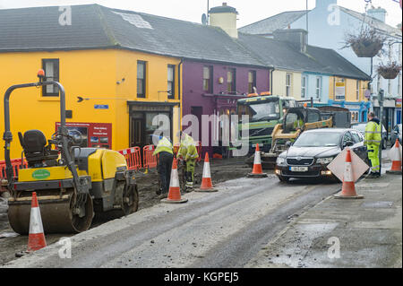 Travaux sur la rue principale à Schull, West Cork, Irlande, pour l'installation d'un passage pour piétons. Banque D'Images