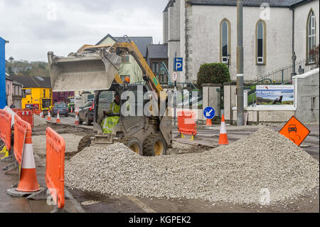 Travaux sur la rue principale à Schull, West Cork, Irlande, pour l'installation d'un passage pour piétons. Banque D'Images