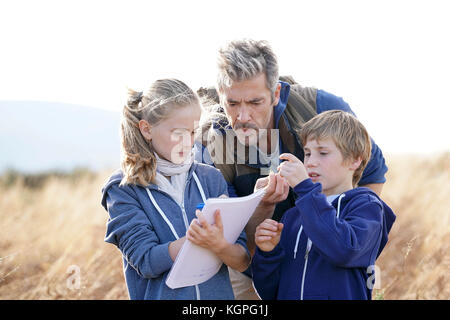 En enseignant les enfants à la campagne pour découvrir les plantes et les fleurs Banque D'Images